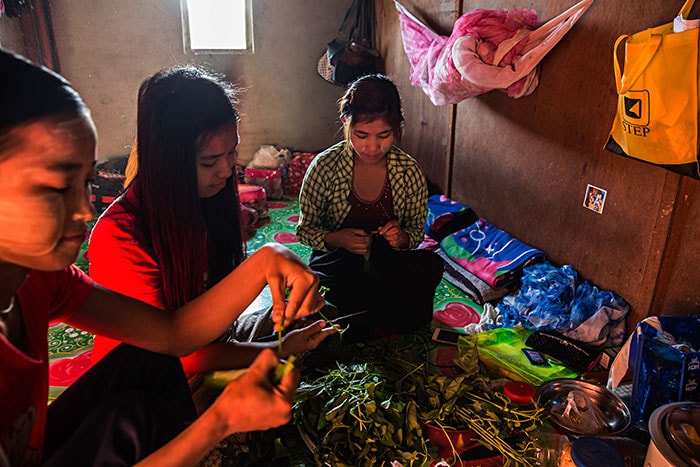 Trabajo infantil y salarios bajos: El costo real de producir moda en Myanmar Trabajo infantil y salarios bajos: El costo real de producir moda en Myanmar