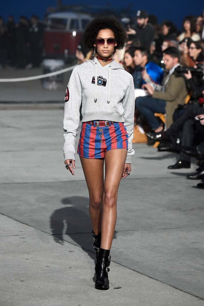 Un pañuelo blanco por la humanidad desfila en pasarela playera de Los Ángeles Un pañuelo blanco por la humanidad desfila en pasarela playera de Los Ángeles
