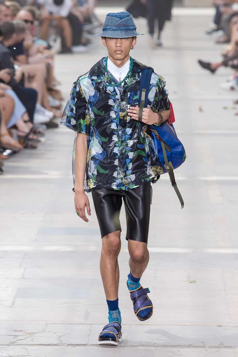 El hombre enseña las piernas en la Semana de la Moda parisina El hombre enseña las piernas en la Semana de la Moda parisina