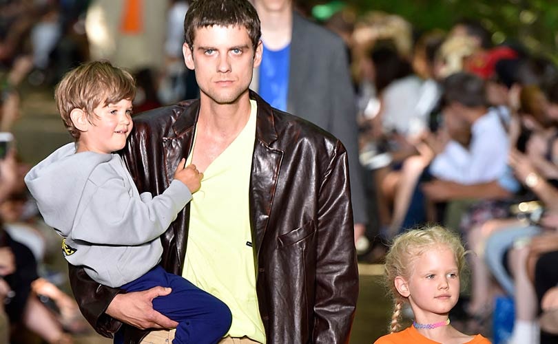 Balenciaga saca al hombre a pasear con un look de los años 1980 Balenciaga saca al hombre a pasear con un look de los años 1980