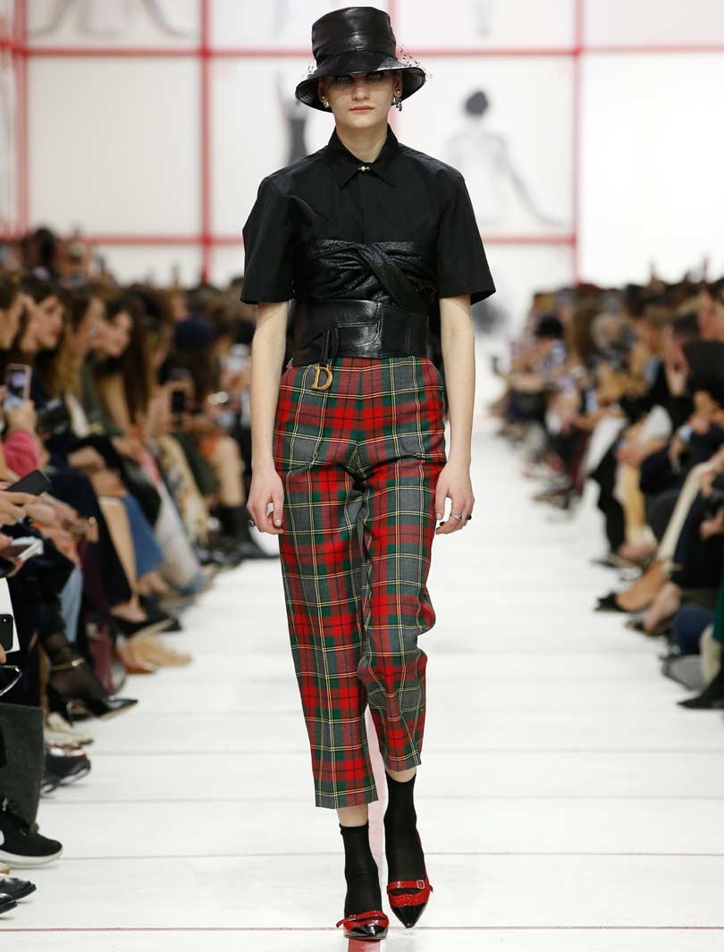 Dior reivindica la solidaridad femenina en su desfile más 'british' Dior reivindica la solidaridad femenina en su desfile más 'british'