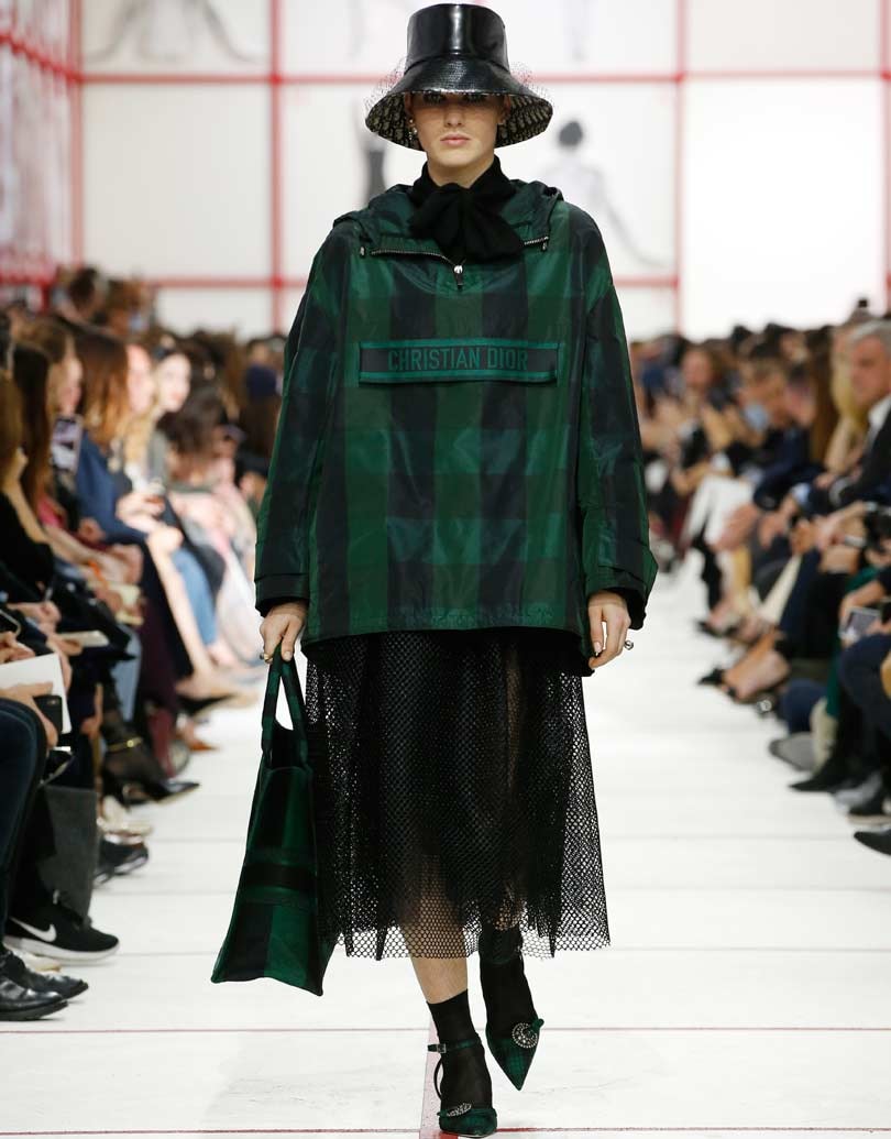 Dior reivindica la solidaridad femenina en su desfile más 'british' Dior reivindica la solidaridad femenina en su desfile más 'british'