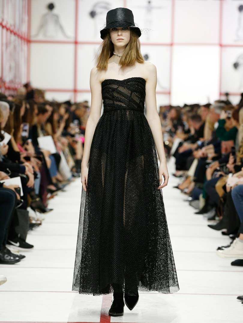 Dior reivindica la solidaridad femenina en su desfile más 'british' Dior reivindica la solidaridad femenina en su desfile más 'british'
